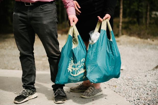 Two people carrying reusable bags